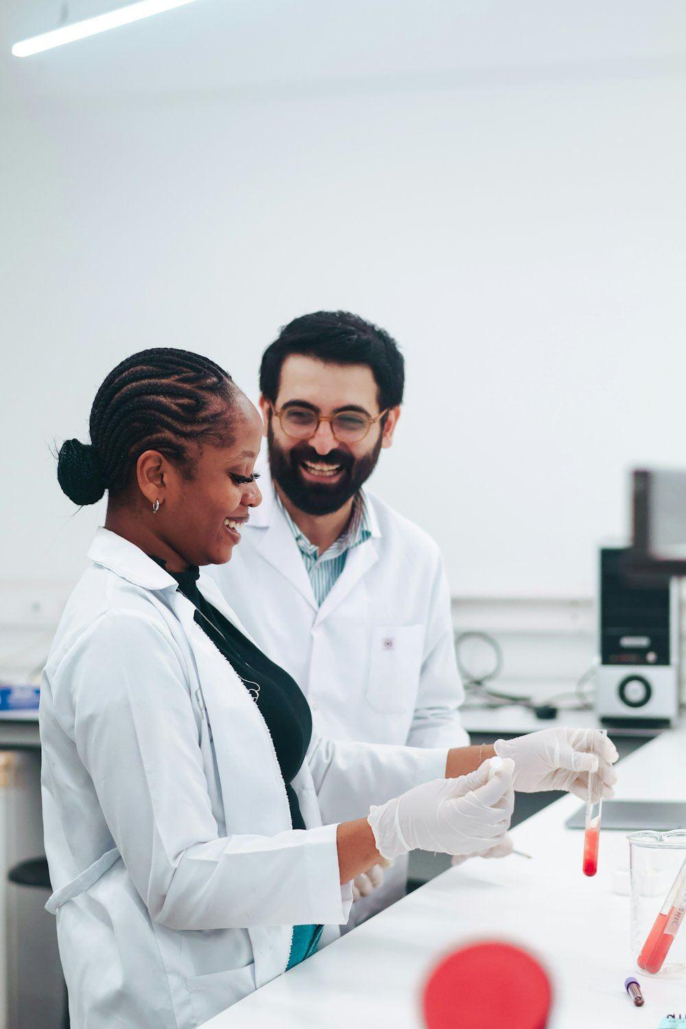 Equipe técnica analisando amostras no laboratório